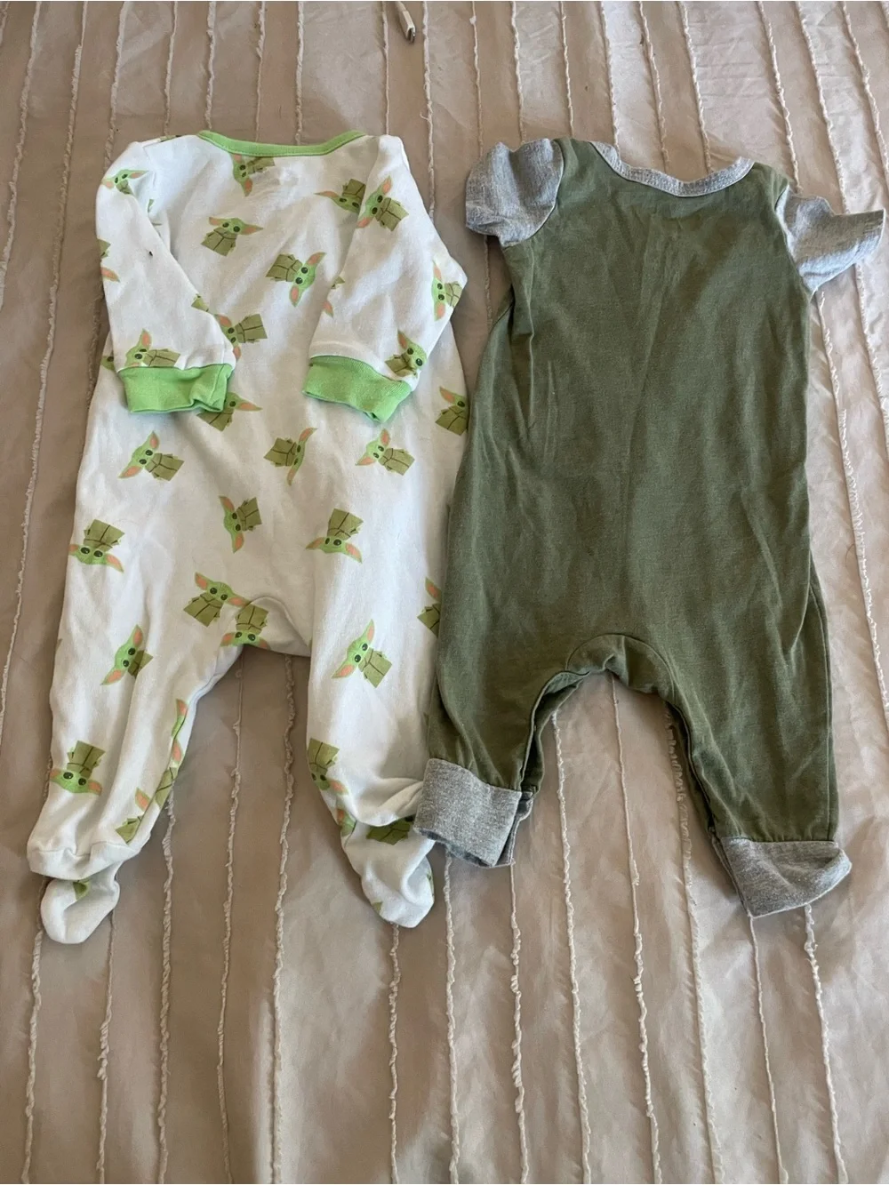 2 Star‎ Wars Green & White Baby One-Pieces with Grogu Size 3/6 Months